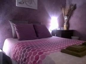 Habitación morada en alquiler