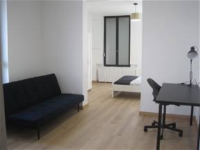 Quarto mobiliado confortável perto do centro da cidade