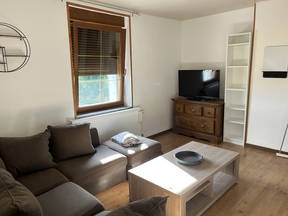 Se alquila habitación en familia con salón privado