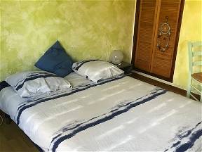 Chambre Indépendante Avec Grand Lit Et Espace De Travail
