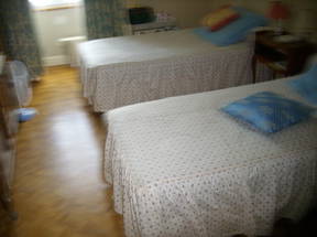 Alquilo habitación con 2 camas individuales 