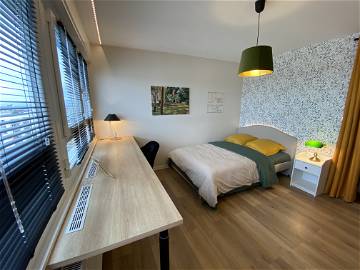 Roomlala | Möbliertes Mehrbettzimmer mit Swimmingpool