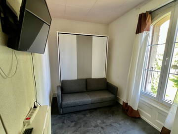 Roomlala | Pequeño dormitorio en el primer piso.