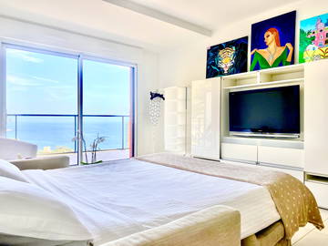 Roomlala | Quarto de 25 m² com terraço com vista para o mar e Mônaco