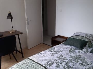 Roomlala | Quiet Room Near Geneva In Shared Rental